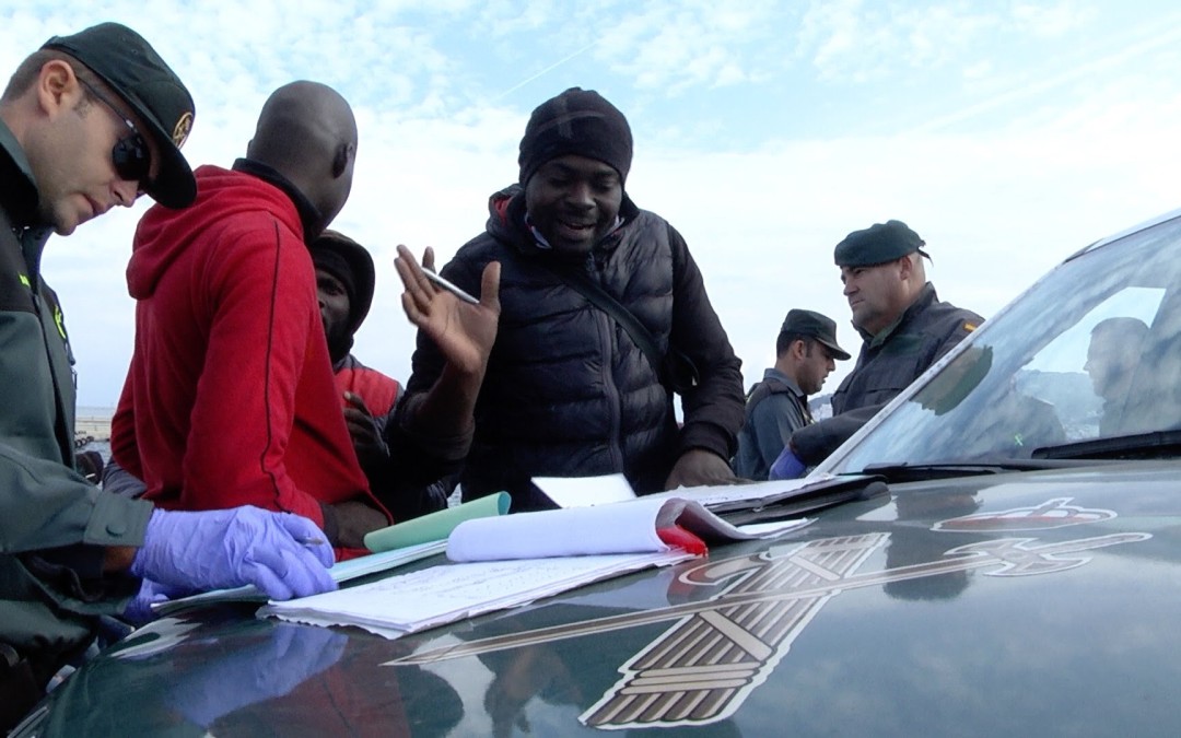 La Guardia Civil escolta a puerto a una patera con 15 inmigrantes subsaharianos