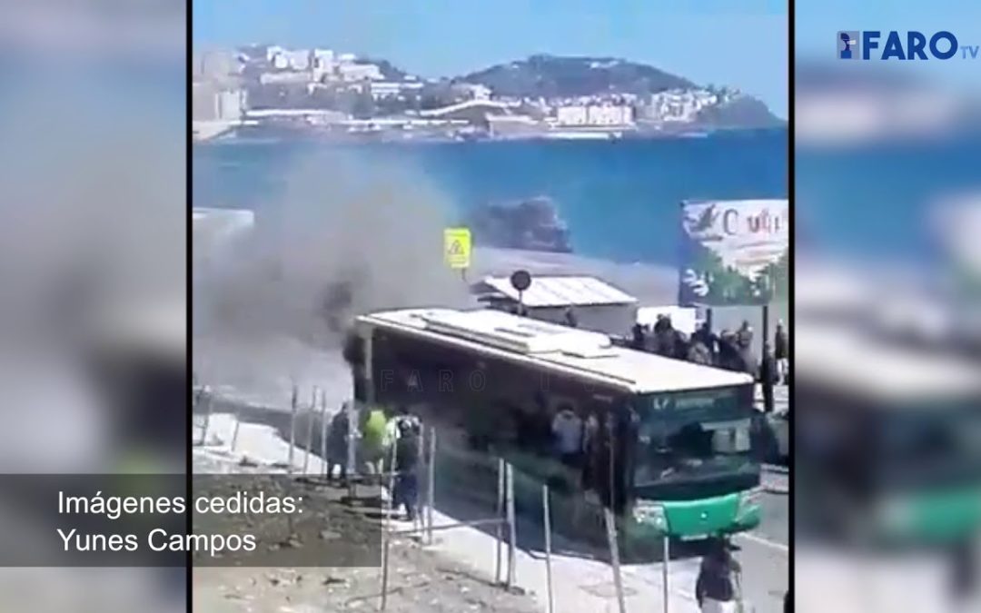 Bomberos actúa ante el incendio de un autobús en la frontera