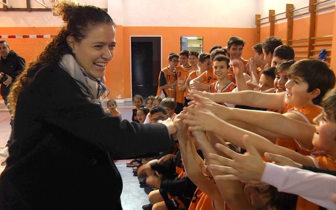 La ex jugadora de la selección española de baloncesto Isabel Sánchez visita el Camoens