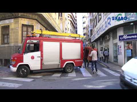 Bomberos sanea la fachada de un edificio en la calle Sargento Mena