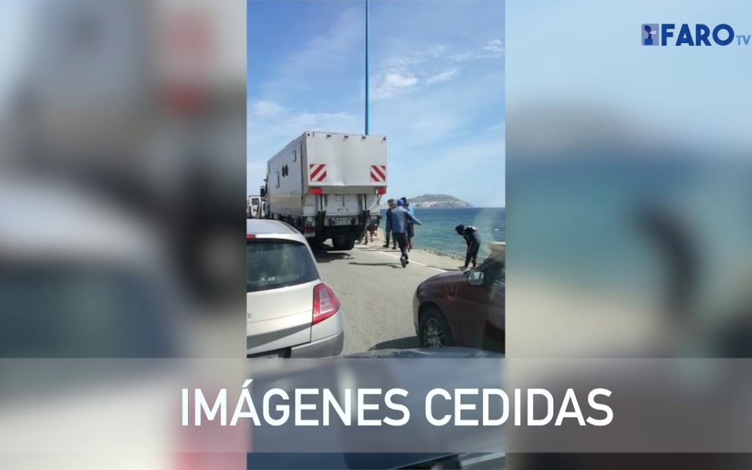 Así intentan entrar desde el lado marroquí los menores para cruzar a Ceuta