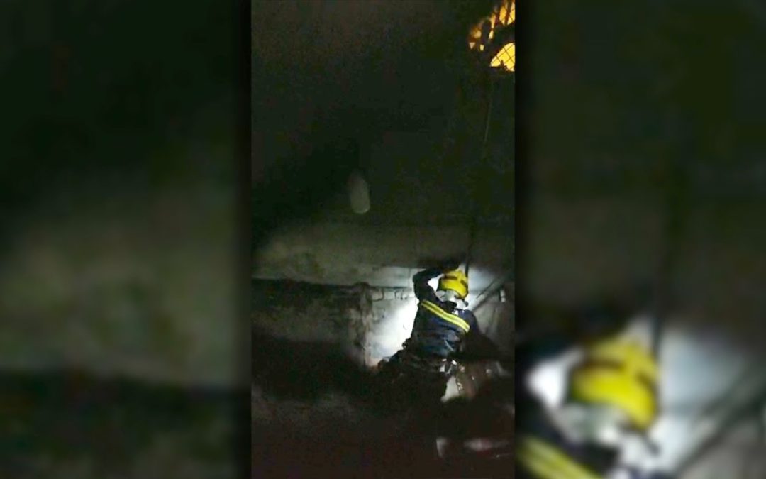 Bomberos realiza un complicado rescate tras precipitarse un hombre desde 15 metros de altura en Hadu