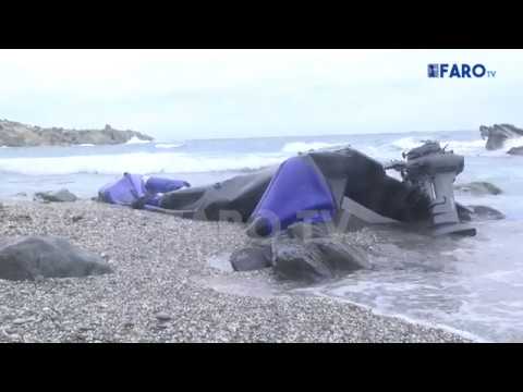 La Guardia Civil localiza una semirrígida destrozada en la playa de Calamocarro