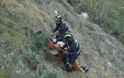 Bomberos rescata a una persona tras caerse por un barranco en el Recinto